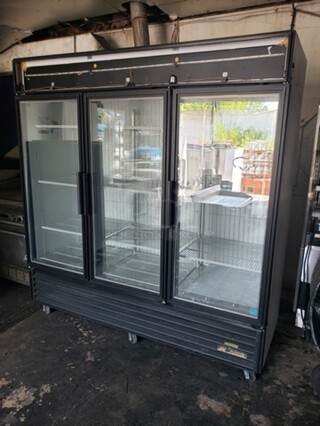 True GDM-72F-LD Three Section Display Freezer w/ Swing Doors! Great Working Condition! Missing front cover.

Serial Number: 8546358
Color: White
*No Casters
