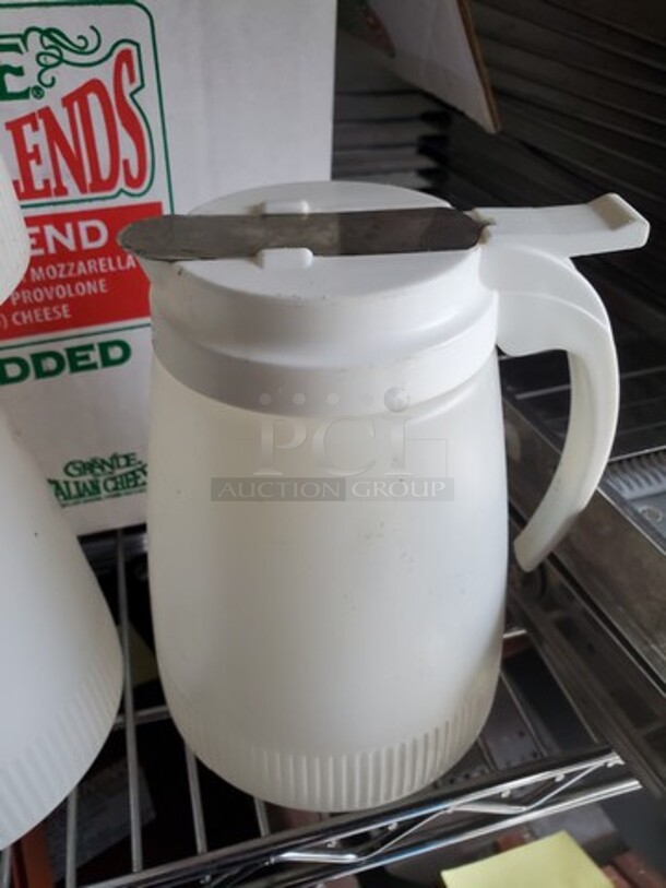 ALL ONE MPNEY Lot of 5 48 oz Cylindrical Dripcut Server - White Plastic, White Plastic Top (2 without lid) - Image 2 of 3