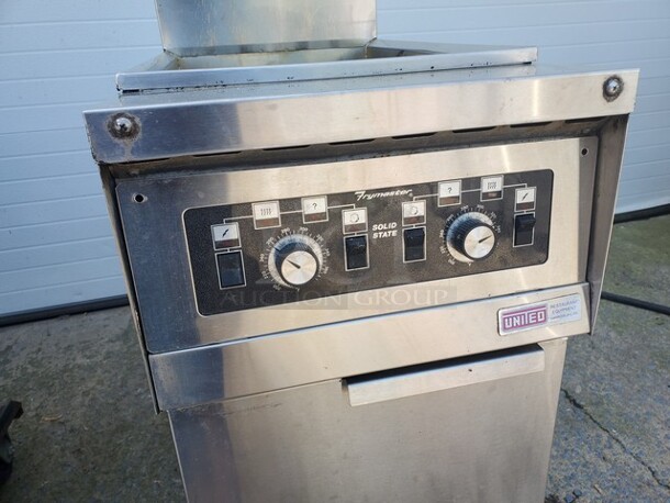 Frymaster  MJH50-2SD 50 lb. Split Pot High Efficiency Electric Floor Fryer with Computer Magic Controls|Natural Gas|120V/Single Phase - Image 3 of 7