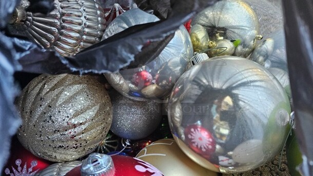 Lot of Miscellaneous Christmas Ornaments  - Image 2 of 3