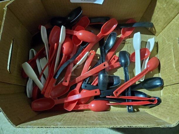 One Lot of Plastic Spoons - Image 2 of 3