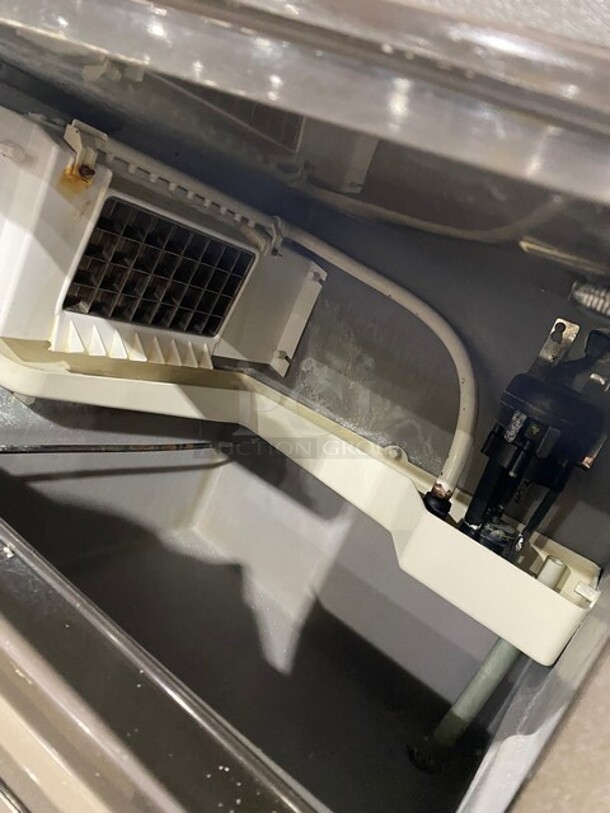 Manitowoc Commercial Under The Counter Ice Making Machine! Model QM30A SN: 031250055 115V 1 PH - Image 6 of 8