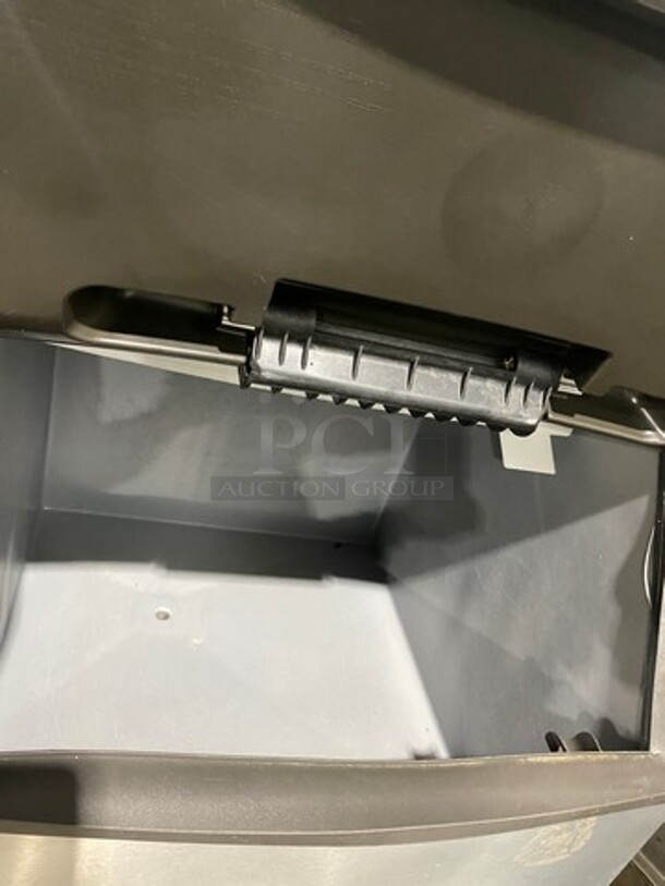 Manitowoc Commercial Ice Maker Machine! With Commercial Ice Bin! All Stainless Steel! On Legs! 2x Your Bid Makes One Unit! Model: IY0504A161 SN: 1101201409 115V 60HZ 1 Phase, Model: B400 SN: 110867279 - Image 5 of 9