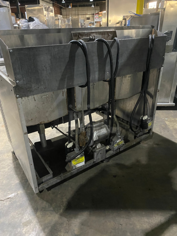 WOW! Henny Penny Commercial Electric Powered 3 Bay Open Fryer! With Fryer Covers! With Backsplash! All Stainless Steel! On Casters! - Image 4 of 10