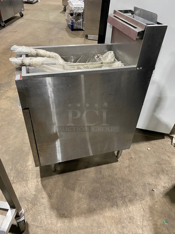 Cook Rite Commercial Natural Gas Powered Deep Fat Fryer! With Backsplash! With 2 Metal Frying Baskets! All Stainless Steel! On Legs! Model: ATFS40 - Image 3 of 9