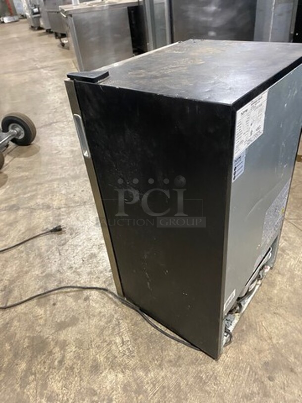 Home Countertop/ Undercounter Mini Fridge! With View Through Door! With Racks! Model: HME030065N 115V - Image 4 of 8