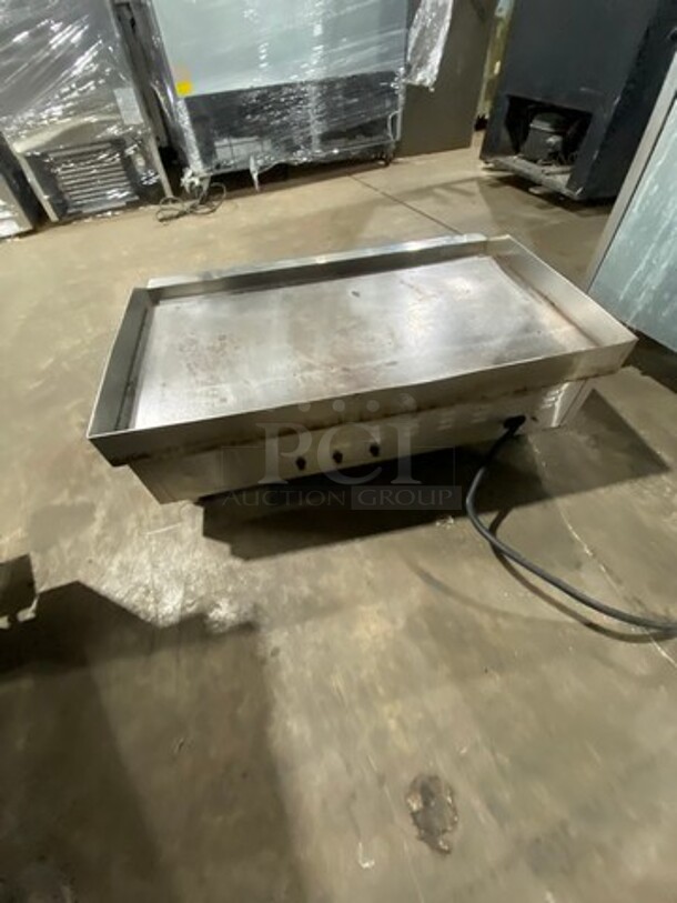 Fleetwood Commercial Countertop Electric Powered Flat Top Griddle! With Back And Side Splashes! All Stainless Steel! On Legs! - Image 4 of 8