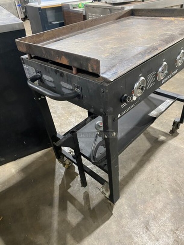 Blackstone LP Powered Outdoor Flat Top Griddle! With Storage Space Underneath! On Casters! Model: 1554 - Image 4 of 9