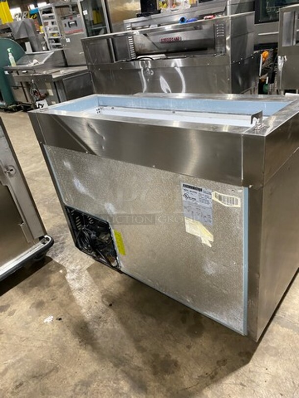 Maxx Cold Commercial Refrigerated Pizza Prep Table! With Single Door Storage Space! All Stainless Steel! On Casters! Model: MXCPP50 SN: 6023925 115V 60HZ 1 Phase - Image 3 of 9