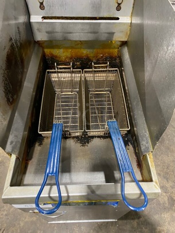 2018 Pitco Commercial Natural Gas Powered Deep Fat Fryer! With Back And Side Splashes! With 2 Metal Frying Baskets! All Stainless Steel! On Casters! WORKING WHEN REMOVED! Model: 40D SN: G18CC010283 - Image 5 of 8