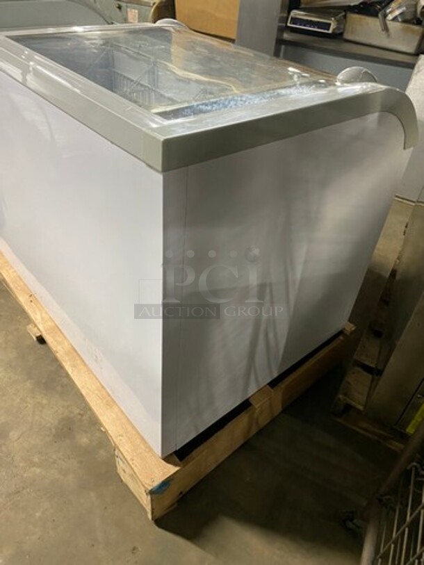 SCRATCH-N-DENT! Dukers Commercial Chest Freezer Showcase Merchandiser! With 2 View Through Sliding Top Doors! With Poly Coated Baskets! Powers On, Doesn't Go Down To Temp! Model: WD500Y SN: 0151000DUK200911201000936 115V 60HZ 1 Phase - Image 4 of 12