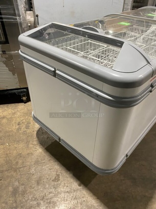 AHT Commercial Reach Down Chest Freezer Display! With Poly Coated Baskets! Model: MALTA185 SN: 30339300003010 120V 60HZ 1 Phase - Image 3 of 10