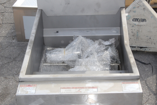 BRAND NEW SCRATCH & DENT! Vulcan LG300-1 35-40 lb. Natural Gas Floor Fryer - 90,000 BTU. Unit is dented, Missing Fry Baskets. S/N: DV 1175704 - Image 6 of 8