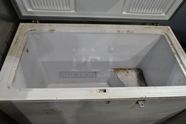 General Electric GE FH10DXAWH Metal Chest Freezer w/ Hinge Lid. 115 Volts, 1 Phase. Tested and Working! - Image 2 of 5