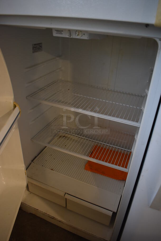 General Electric TBX16SABNLWW Metal Cooler Freezer Combo Unit. 120 Volts, 1 Phase. 28x28x68. Tested and Working! - Image 4 of 8