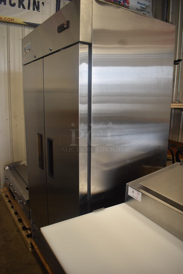BRAND NEW SCRATCH AND DENT! Avantco A-35R-HC 39 1/2" Solid Door Reach-In Refrigerator Cooler On Commercial Casters 115 Volts 1 Phase. Tested and Working! - Image 3 of 6