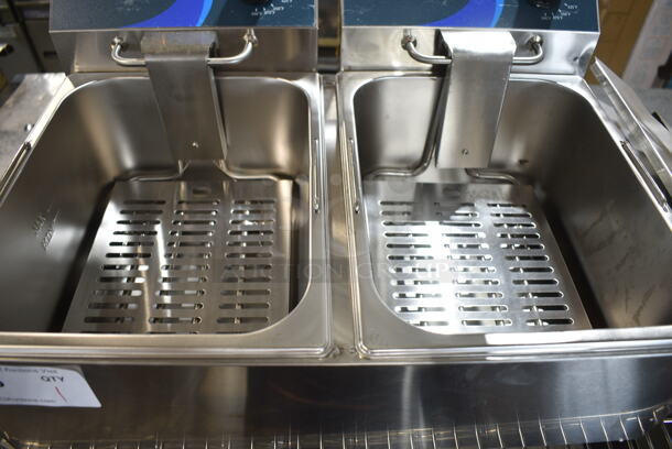 BRAND NEW SCRATCH AND DENT! 2023 Hoocoo FRY-20L Stainless Steel Commercial Countertop Electric Powered 2 Bay Deep Fat Fryer w/ 2 Metal Baskets and 2 Lids. 120 Volts, 1 Phase.
 - Image 6 of 9