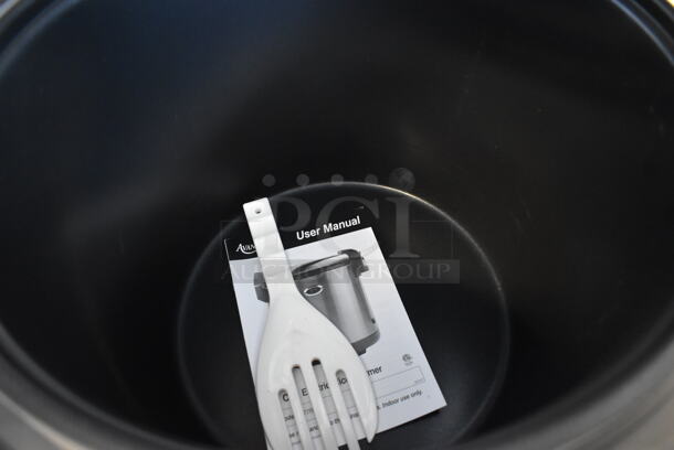 BRAND NEW SCRATCH AND DENT! 2023 Avantco 177RW90 Stainless Steel Commercial Countertop Electric Powered Rice Cooker. 120 Volts, 1 Phase. Tested and Working! - Image 7 of 7