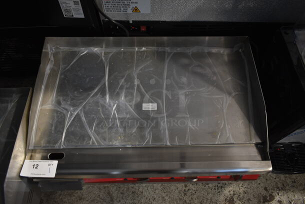 BRAND NEW SCRATCH AND DENT! Avantco 177EG30N Stainless Steel Commercial Countertop Electric Powered Flat Top Griddle. 208/240 Volts, 1 Phase. - Image 2 of 4