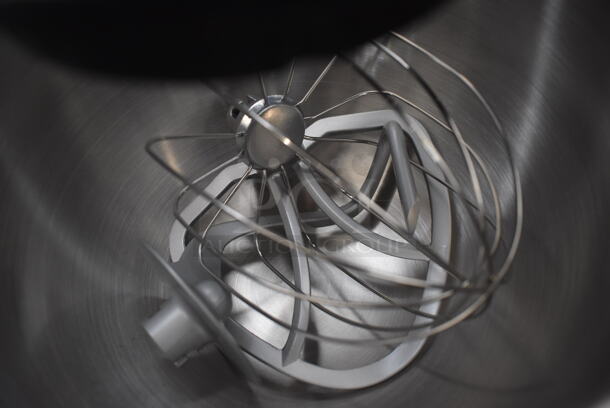 BRAND NEW IN BOX! Vospeed SM-1550 Metal Countertop 6-Speed Tilt-Head 8.5 Quart Stand Mixer w/ Stainless Steel Mixing Bowl, Beater, Dough Hook and Whisk Attachments.  - Image 3 of 6