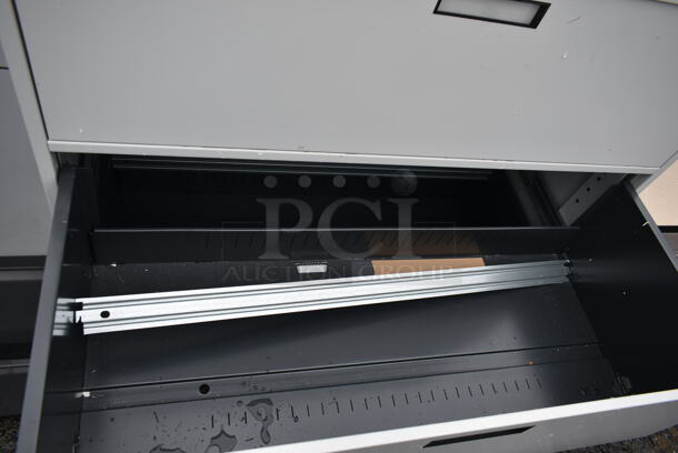 Metal 4 Drawer and 1 Cabinet Filing Cabinet. - Image 4 of 6
