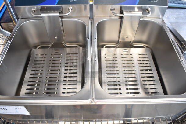 BRAND NEW SCRATCH AND DENT! 2023 Hoocoo FRY-20L Stainless Steel Commercial Countertop Electric Powered 2 Bay Deep Fat Fryer w/ 2 Metal Baskets and 2 Lids. 120 Volts, 1 Phase. - Image 4 of 6