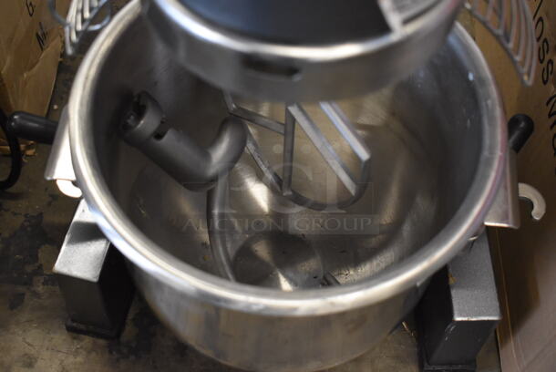 Avantco MX10 Metal Commercial 10 Quart Planetary Dough Mixer w/ Stainless Steel Mixing Bowl, Bowl Guard, Paddle and Dough Hook Attachments. 120 Volts, 1 Phase. 17x19x25. Tested and Working! - Image 6 of 8