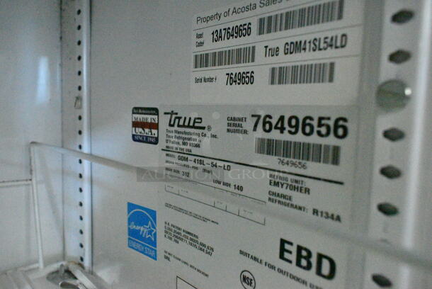 True GDM-41SL-54-LD Metal Commercial 2  Door Reach In Cooler Merchandiser w/ Poly Coated Racks. 115 Volts, 1 Phase. Tested and Working! - Image 5 of 5