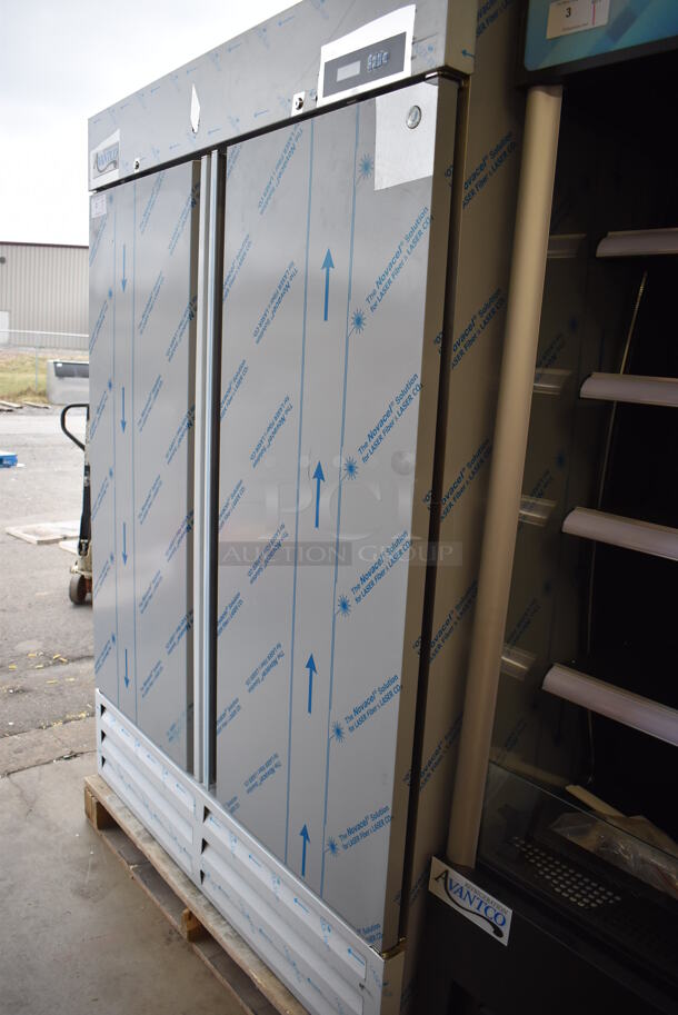 BRAND NEW SCRATCH AND DENT! 2022 Avantco 447AP49R Stainless Steel Commercial 2 Door Reach In Cooler w/ Poly Coated Racks. 115 Volts, 1 Phase. 54x31x79. Tested and Working! - Image 8 of 9