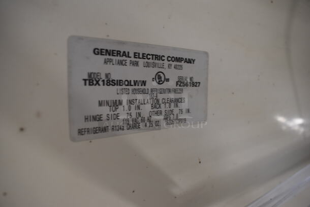 General Electric TBX18SIBQLWW Metal Cooler Freezer Combo Unit. 115 Volts, 1 Phase. 30x29x64. Tested and Working! - Image 7 of 7