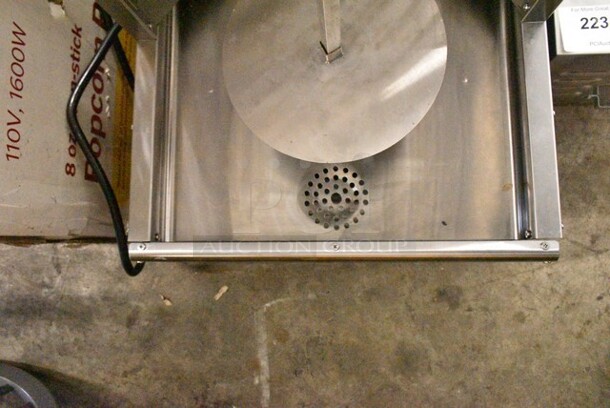 BRAND NEW SCRATCH AND DENT! 2023 Avantco 177VBE102M Stainless Steel Electric 65 lb. Vertical Broiler. 208/240 Volts, 1 Phase.  - Image 6 of 7