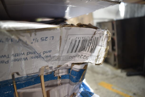 4 BRAND NEW SCRATCH AND DENT! Choice 92246320 Deluxe 8 Qt. Full Size Gold Accent Chafer. 4 Times Your Bid! - Image 4 of 6