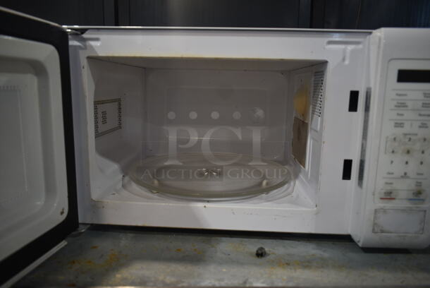 Magic Chef HMM770W Countertop Microwave Oven w/ Plate. 120 Volts, 1 Phase.  - Image 3 of 4