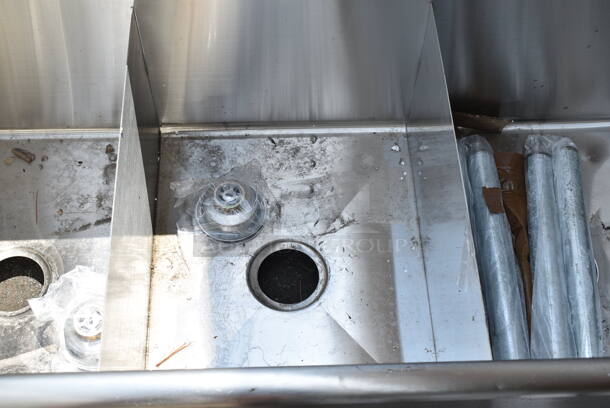 BRAND NEW SCRATCH AND DENT! Stainless Steel Commercial 3 Bay Sink.  - Image 5 of 7