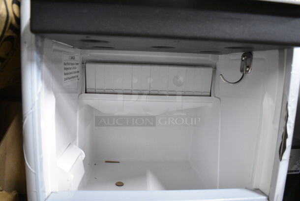 BRAND NEW SCRATCH AND DENT! 2024 Avantco 194UCB77A Stainless Steel Commercial Undercounter Bullet Ice Machine - 96 lb. 115 Volts, 1 Phase.  - Image 4 of 7