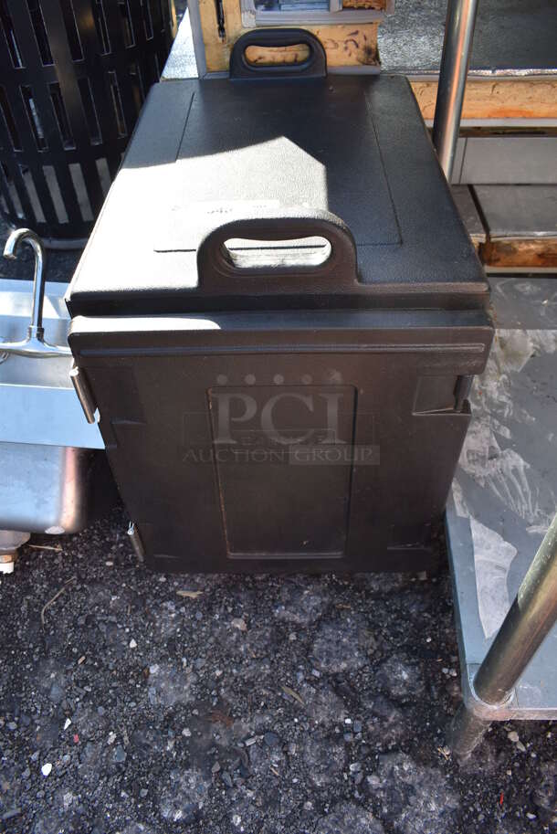 Carlisle NPC100N Brown Poly Insulated Food Carrying Case. 17x25x24