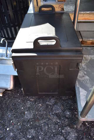 Carlisle NPC100N Brown Poly Insulated Food Carrying Case. 17x25x24
