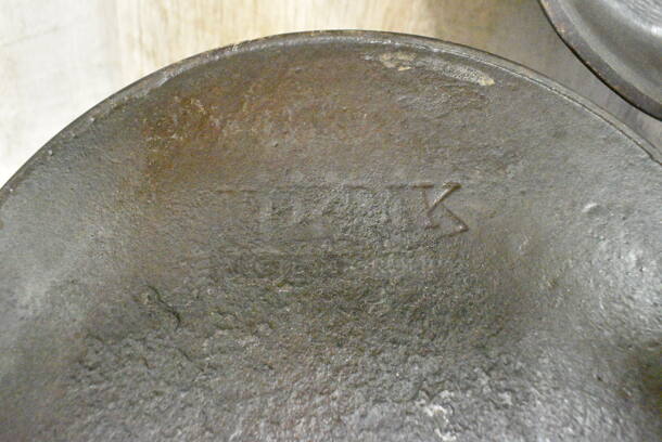 4 Various Metal Items; 3 Skillets and 1 7 Corn Cob Pan. Includes 11x13x2, 12.5x6x1. 4 Times Your Bid!  - Image 9 of 11