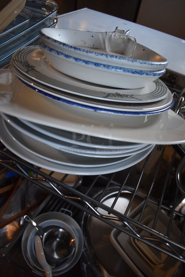 ALL ONE MONEY! Tier Lot of Various Items Including Glass Bakeware and Ceramic Plates - Image 5 of 7