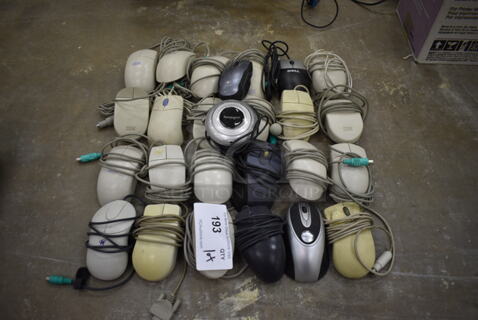 ALL ONE MONEY! Lot of Computer Mouses in Various Colors (Main Building