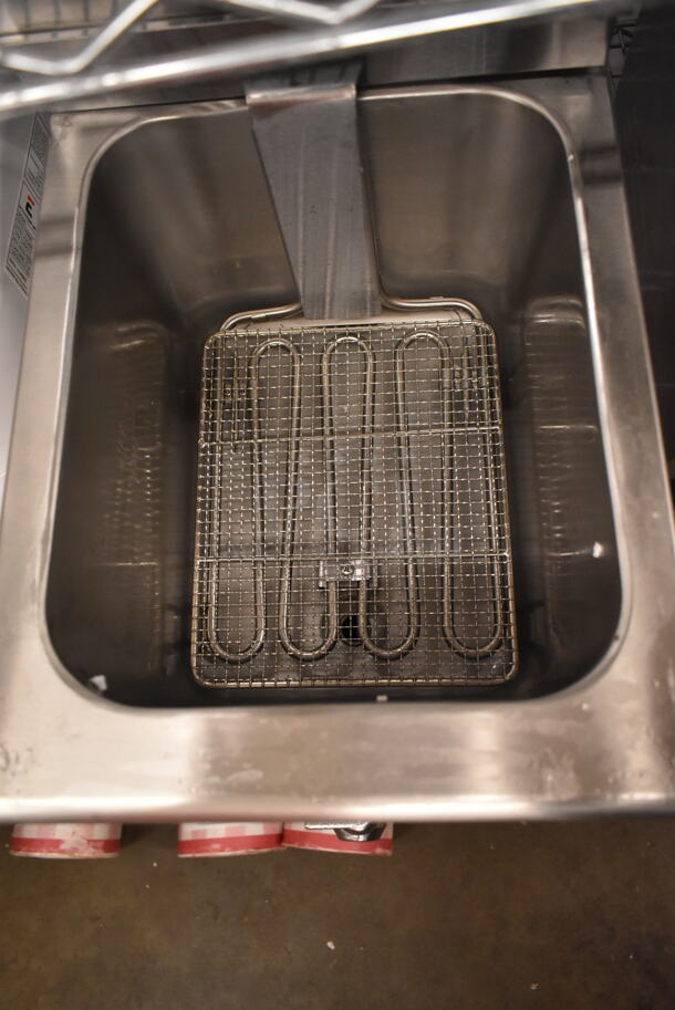 BRAND NEW SCRATCH AND DENT! Avantco 177F200 Stainless Steel 15 lb. Medium-Duty Electric Countertop Fryer w/ Metal Fry Basket and Lid. 208-240 Volts, 1 Phase.  - Image 4 of 6