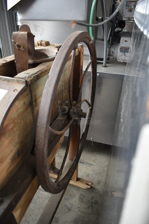 ANTIQUE! Metal Floor Style Single Hole Corn Sheller. - Image 4 of 7