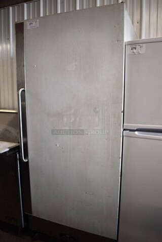 Arctic Air R22CWF6 Metal Commercial Single Door Reach In Cooler on Commercial Casters. 115 Volts, 1 Phase. 32x31x75. Tested and Working!