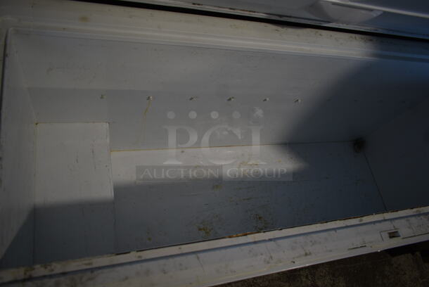 General Electric GE FCM 22DJB WW Metal Chest Freezer w/ Hinge Lid. 115 Volts, 1 Phase. Tested and Working! - Image 4 of 5