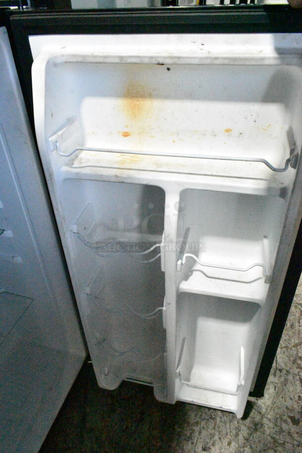 Igloo Nostalgia IRF32BK Mini Cooler. 115 Volts, 1 Phase. Tested and Powers On But Does Not Get Cold    - Image 3 of 5
