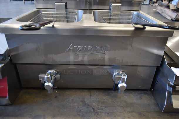BRAND NEW SCRATCH AND DENT! Avantco 177F202 Stainless Steel Commercial Countertop Electric Powered 2 Bay Deep Fat Fryer w/ 2 Lids and 2 Fry Baskets. 208/240 Volts, 1 Phase. - Image 7 of 9