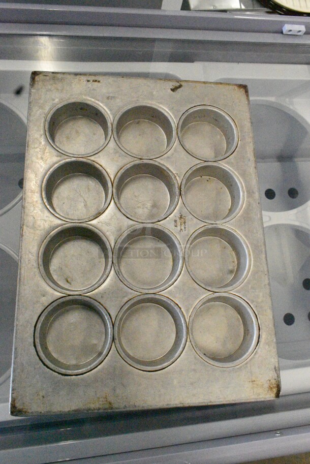17 Various Metal Items Including Muffin Baking Pans and Baking Pans. 17 Times Your Bid!  - Image 2 of 4