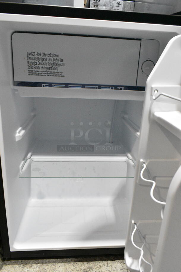 Galanz GLR25MBKE02 Mini Cooler. 115 Volts, 1 Phase. Cannot Test Due To Cut Power Cord - Image 2 of 5