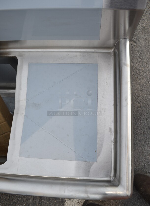 BRAND NEW SCRATCH AND DENT! Regency 600S3141414C 44 1/2" 16 Gauge Stainless Steel Three Compartment Commercial Corner Sink with Two Drainboards - 14" x 14" x 14" Bowls - Image 4 of 10