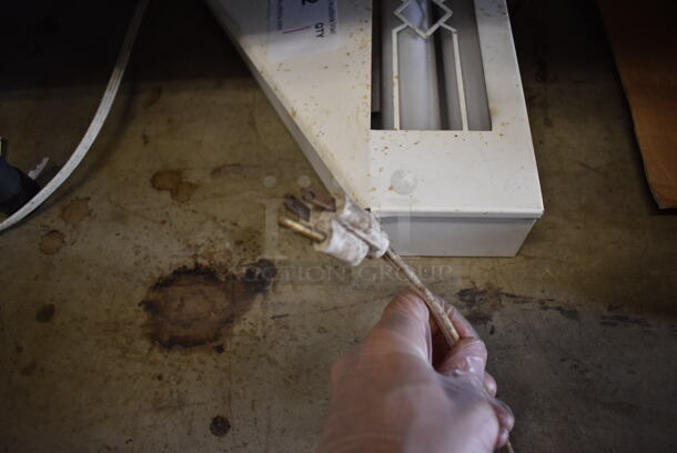 White Metal Bug Zapper. 115 Volts, 1 Phase. 25x3x11. Tested and Working! - Image 4 of 4